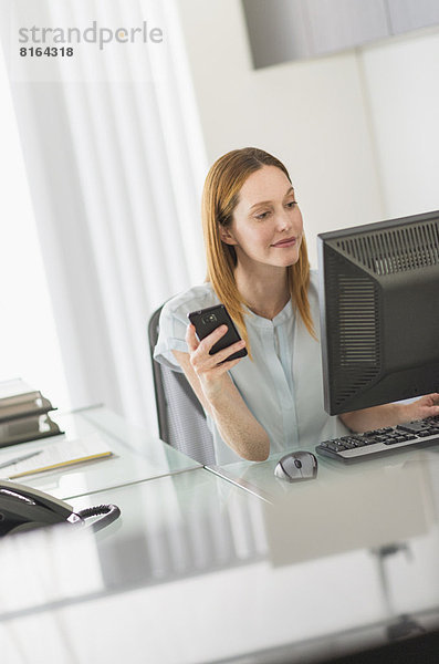 benutzen  Frau  Computer  Büro  Telefon  Business