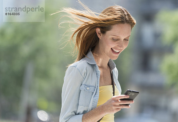 Frau mit Telefon