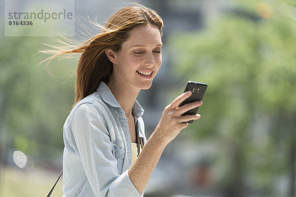 Frau mit Telefon