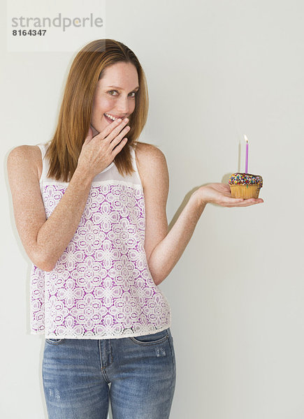 Portrait  Frau  halten  Geburtstag  Studioaufnahme  cupcake