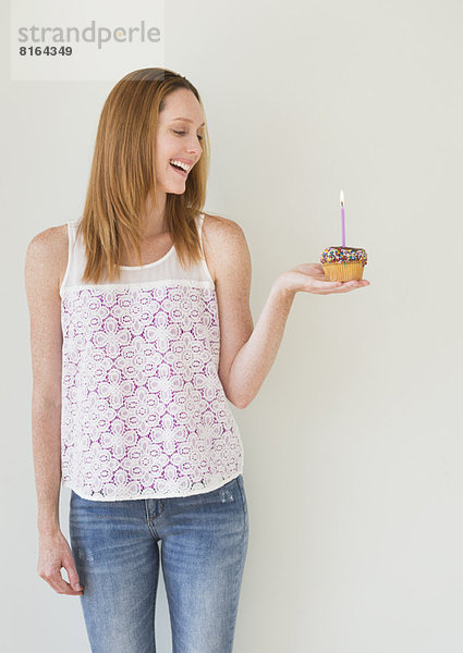Frau  halten  Geburtstag  cupcake