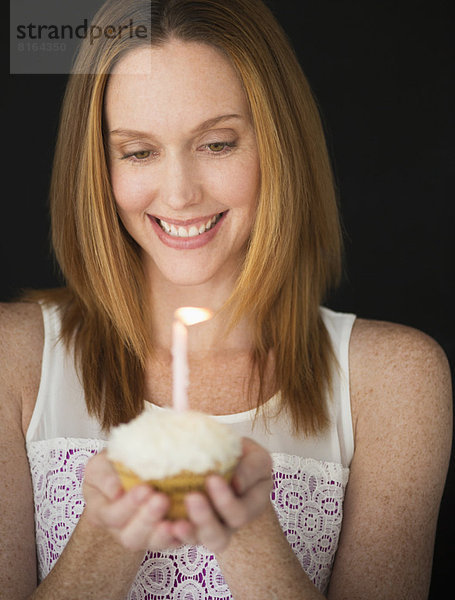 Frau  halten  Geburtstag  cupcake