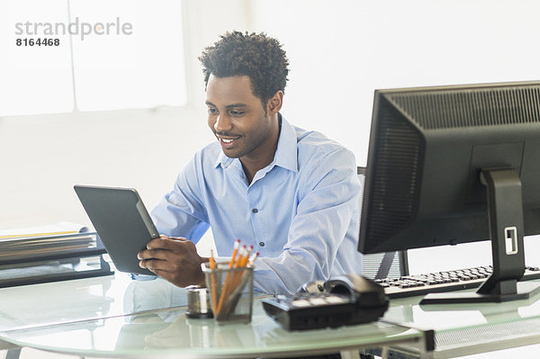 Geschäftsmann mit Tablet PC im Büro