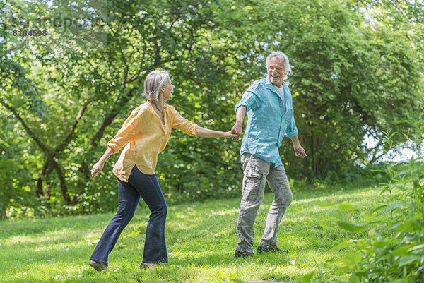 Seniorenpaar läuft in herbstlicher Umgebung