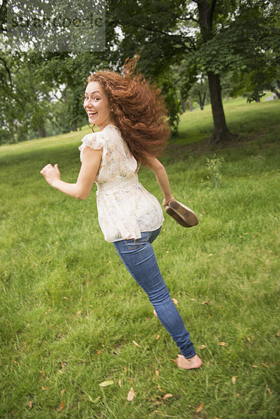 Junge Frau im park