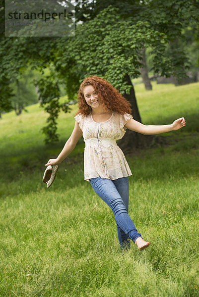 Junge Frau im Park zu Fuß