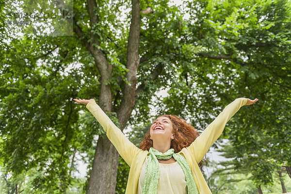 Frau entspannenden im park