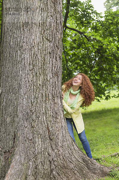 angelehnt  Frau  Baum