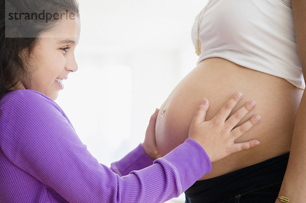 berühren  Schwangerschaft  5-9 Jahre  5 bis 9 Jahre  Mädchen