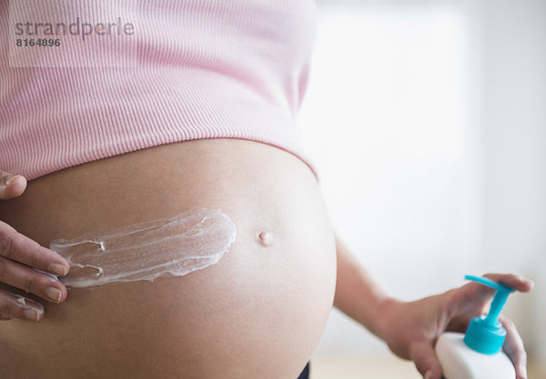 Anschnitt  eincremen  verteilen  Frau  Schwangerschaft  Feuchtigkeitscreme  Mittelpunkt  auftragen