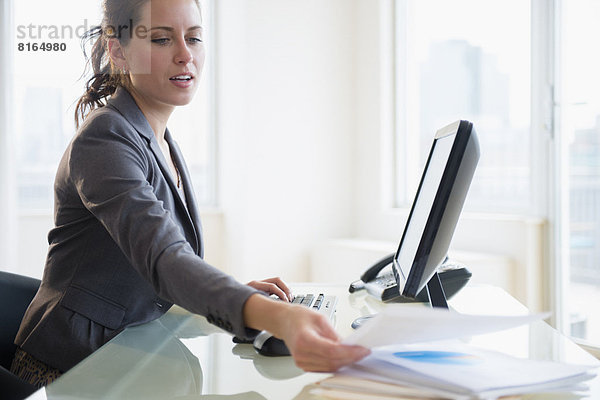 Frau  beschäftigt  Büro