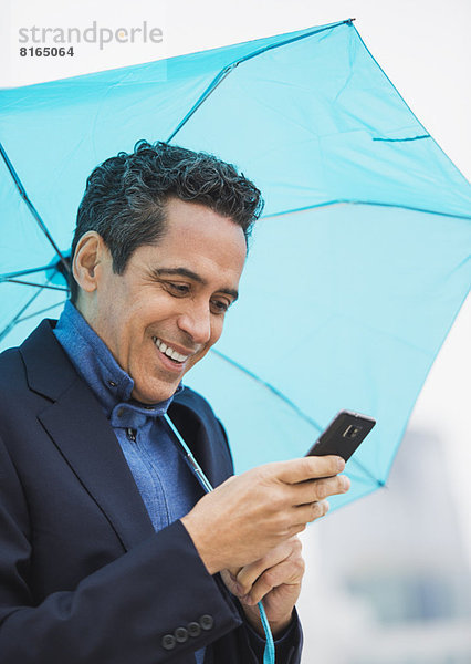 benutzen  Portrait  Mann  Handy  Regenschirm  Schirm  Telefon  halten  blau