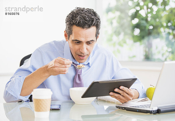 benutzen  Portrait  Mann  Tablet PC  essen  essend  isst