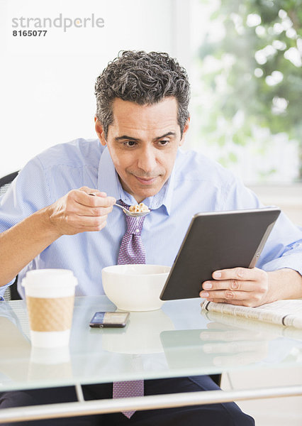 benutzen  Getreide  Mann  reifer Erwachsene  reife Erwachsene  Ansicht  Tablet PC  essen  essend  isst