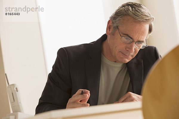 Mann  ernst  arbeiten  reifer Erwachsene  reife Erwachsene  Business