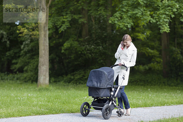 Kinderwagen  sprechen  Handy  Telefon  Mutter - Mensch