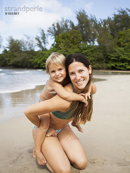 Strand  Tochter  2-3 Jahre  2 bis 3 Jahre  Mutter - Mensch