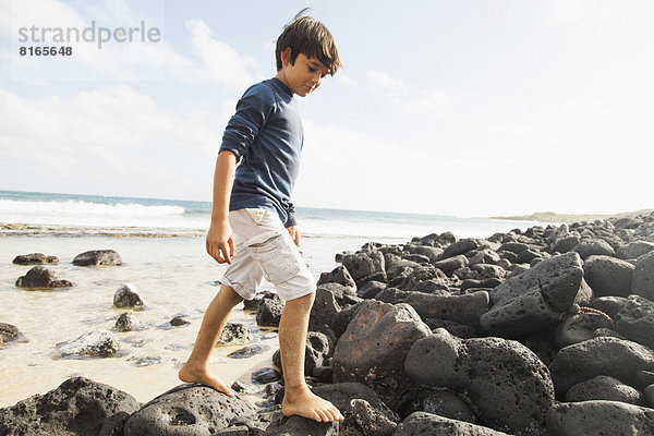 Stein  gehen  Strand  Junge - Person  10-11 Jahre  10 bis 11 Jahre
