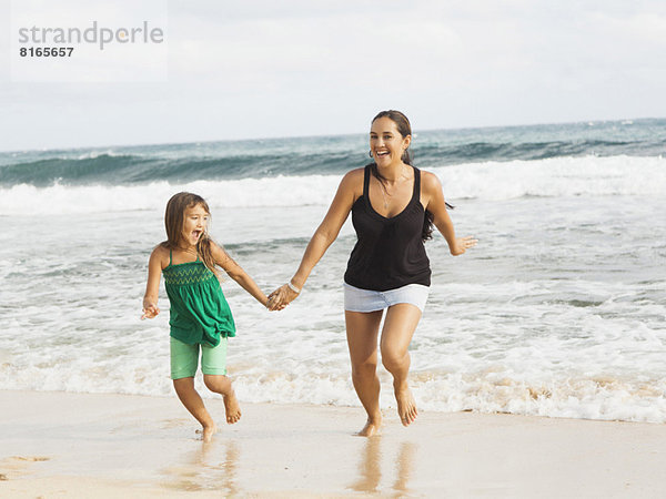 Strand  rennen  5-9 Jahre  5 bis 9 Jahre  Mädchen  Mutter - Mensch