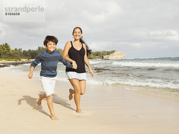 Strand  Junge - Person  rennen  10-11 Jahre  10 bis 11 Jahre  Mutter - Mensch