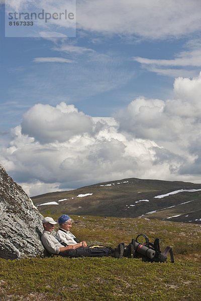 Senior  Senioren  Mann  ruhen  wandern