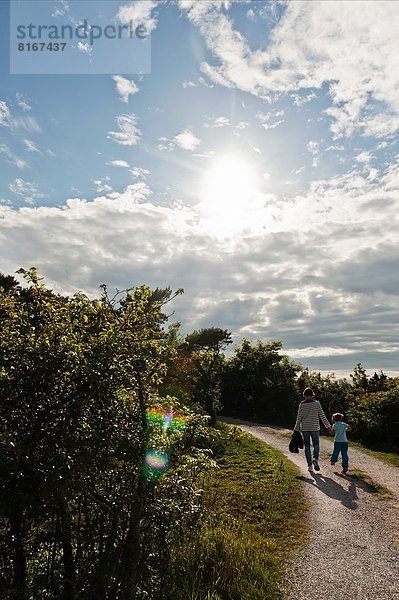 gehen  Fernverkehrsstraße  schmutzig  Tochter  Mutter - Mensch