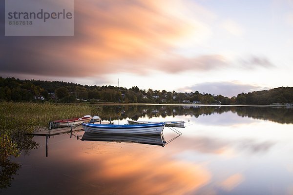 Ruderboot  Sonnenuntergang  fließen  See