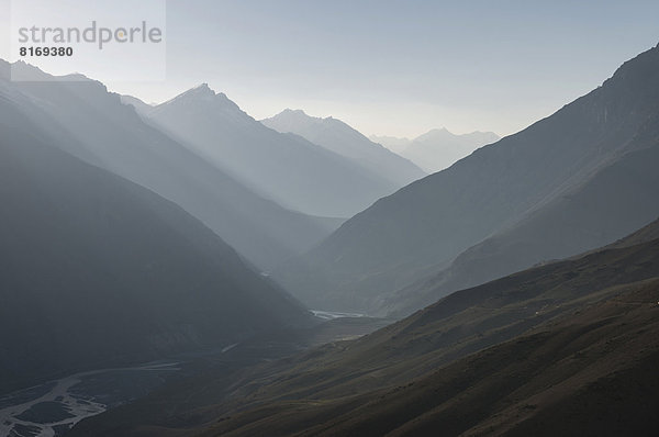 Diesige Berglandschaft