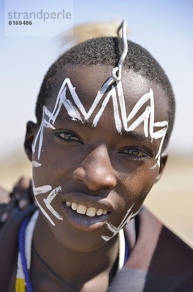 Junger Massai-Krieger mit Gesichtsbemalung