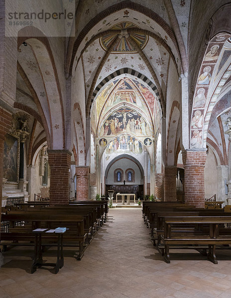 Kirchenschiff und Chor mit Fresken der Abteikirche Viboldone  um 1350  Gotik  Giotto-Schule