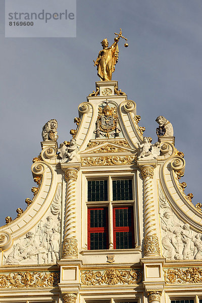 Palast Schloß Schlösser Statue Gerechtigkeit vergoldet
