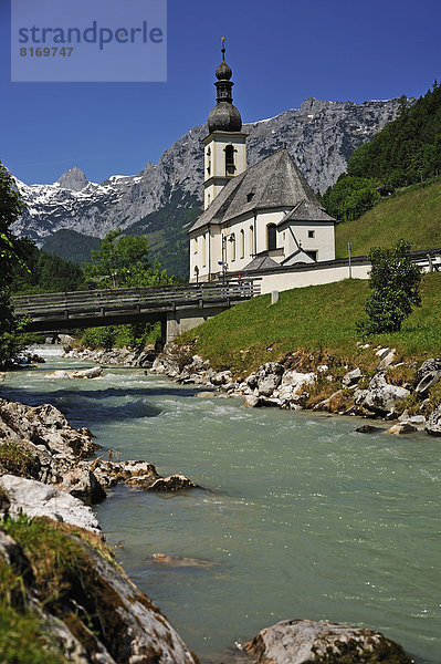 Pfarrkirche St. Sebastian  1512 gebaut  mit Ramsauer Ache  hinten die Reiteralpe