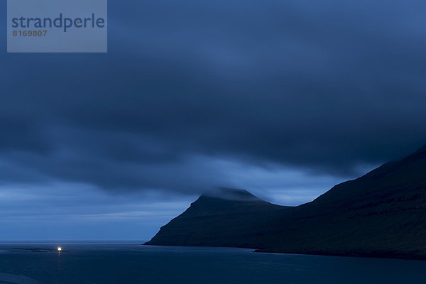 Beleuchtete Fischzuchtanlage  Fjord und Berge  Nachtstimmung