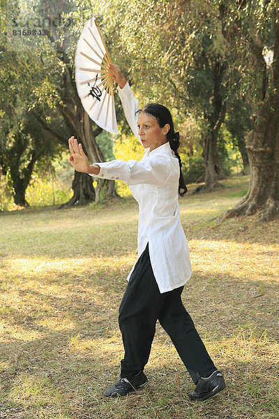 Tai-Chi mit Fächer  Demonstration in einem Olivenhain  Régine Zanini  zweifache Silbermedaillen-Gewinnerin Tai-Chi-Europameisterschaften 2012