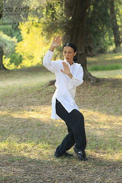 Tai-Chi  Demonstration in einem Olivenhain  Régine Zanini  zweifache Silbermedaillen-Gewinnerin Tai-Chi-Europameisterschaften 2012