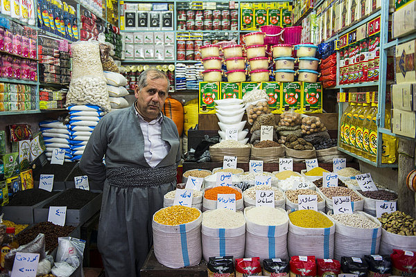 Verkäufer mit seinem Stand auf dem Basar von Sulaymaniyah