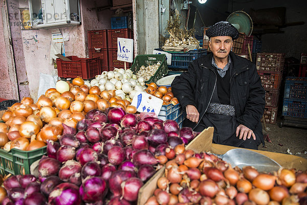 Verkäufer beim Verkauf Zwiebeln auf dem Basar von Sulaymaniyah