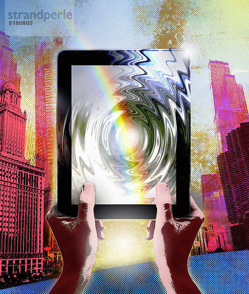 Regenbogen auf geriffeltem Tablet-PC auf städtischer Straße