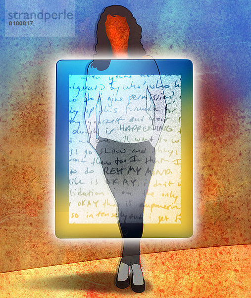 Frau steht hinter durchsichtigem Tablet-PC mit handgeschriebenem Text