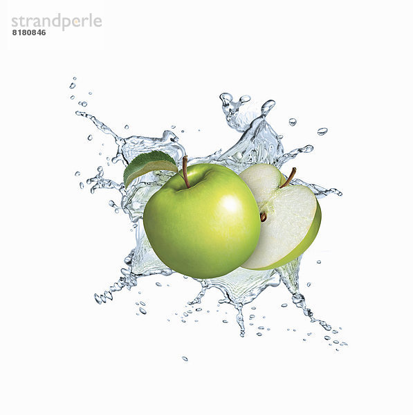 Wasserspritzer um grüne Äpfel