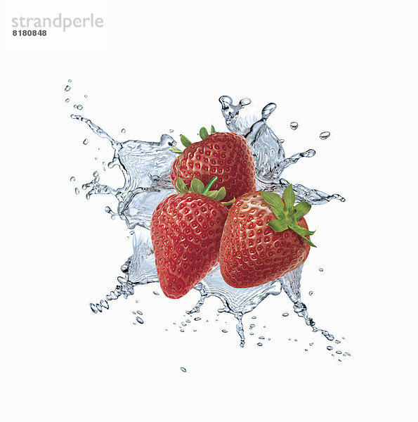 Wasserspritzer um Erdbeeren