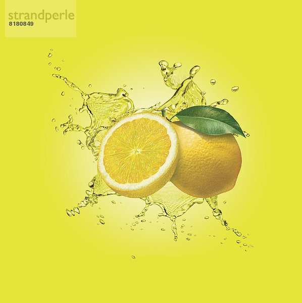 Wasserspritzer um Zitronen