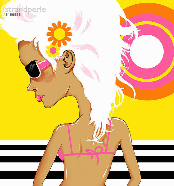 Hippe junge Frau im Bikini vor Sonnenmuster