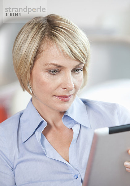 Blonde Frau mit Tablet-PC  Porträt