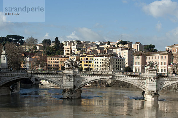 Rom Hauptstadt Brücke Fluss Tiber Latium Italien