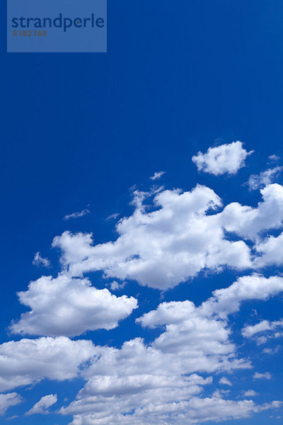 Blauer Himmel mit Wolken