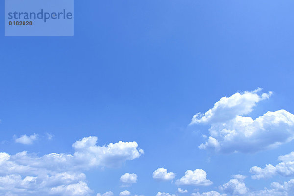 Blauer Himmel mit Wolken