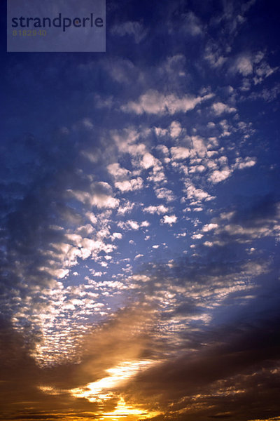 Sonnenuntergang-Himmel mit Wolken