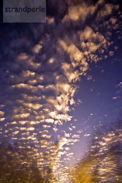 Sonnenuntergang-Himmel mit Wolken