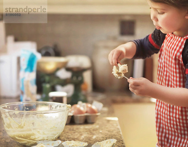 Kinderhaltelöffel mit Kuchenmischung